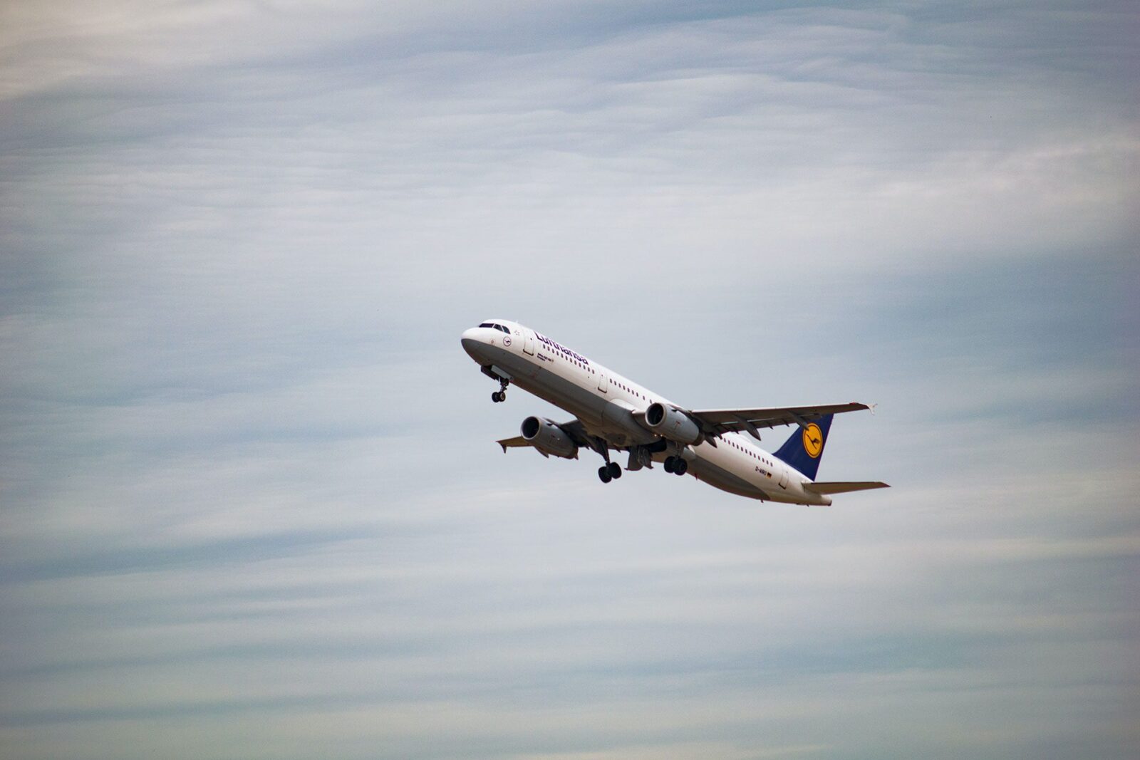 How to Track Lufthansa Flights