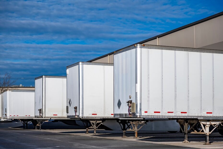 What are the Differences between Hot Shot Trucking And Traditional Trucking?